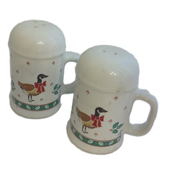 Vintage New Avenues Christmas Holiday Gooseberry Salt And Pepper Shakers - Picture 5 of 6